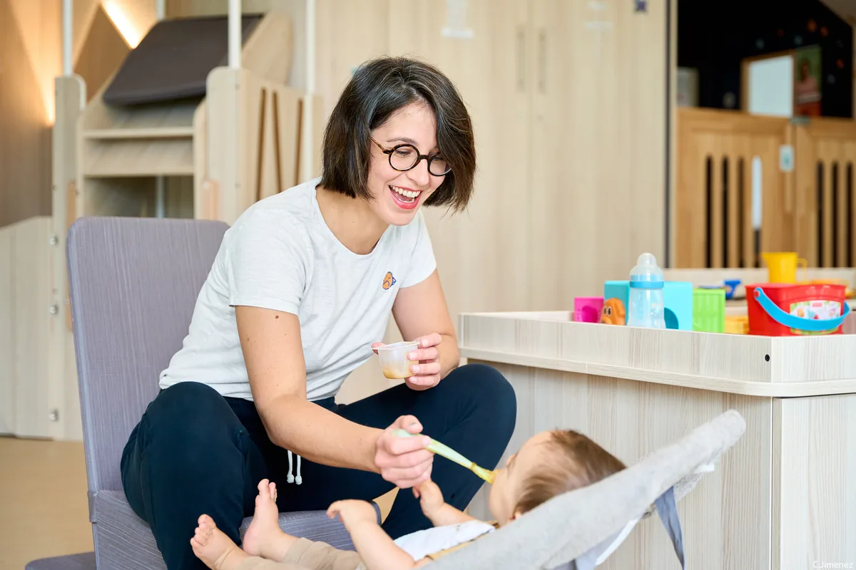 Une professionnelle de La Maison de Pilou auprès d'enfants
