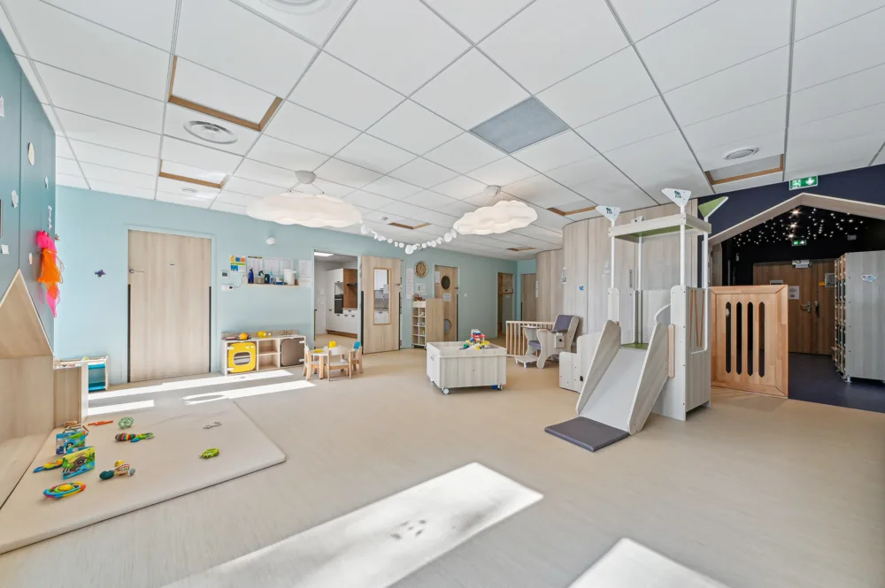 Espace de vie lumineux d'une crèche du réseau