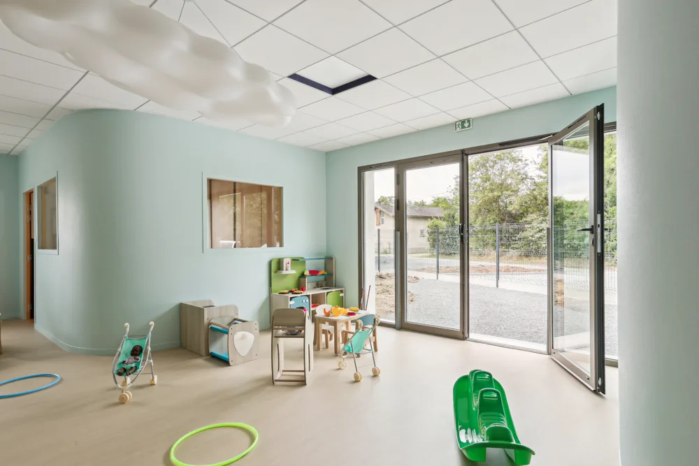 Crèche ouverte sur l'extérieur, avec de grandes baies vitrées