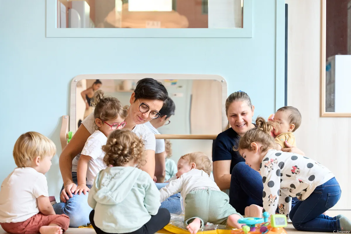 Des professionnelles de La Maison de Pilou entourées d'enfants