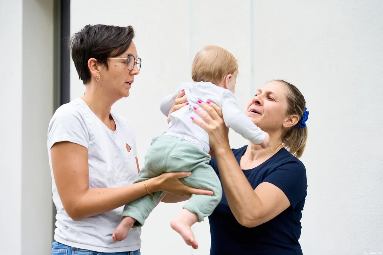 Deux professionnelles de La Maison de Pilou avec un enfant